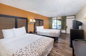 Queen Room with Two Queen Beds - Non-Smoking room in Americana Inn & Suites Pigeon Forge