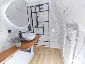 Appartements L'Etoile by MRODBNB - Appart Neuf - Vue Mer - 25m Plage & Resto - Cine - cheminee - Popcorn : photos des chambres