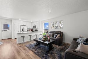 Chic 3BR Haven near Wineries, Lake Lowell & C of I - Ideal for Hiking & Relaxing!