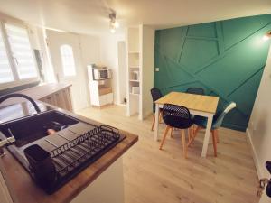 Appartements T1 bis, jardin, proche du centre : photos des chambres