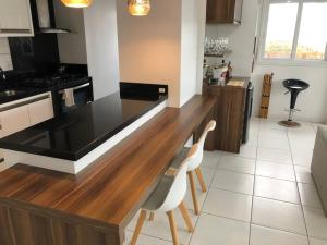 Apto completo c cervejeira no Centro de Torres!