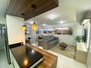 Apto completo c cervejeira no Centro de Torres!