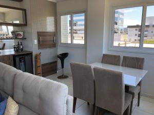 Apto completo c cervejeira no Centro de Torres!