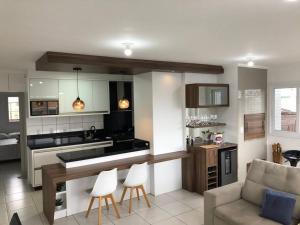 Apto completo c cervejeira no Centro de Torres!