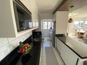 Apto completo c cervejeira no Centro de Torres!