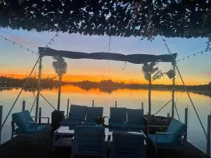 Houseboat on the water - Tāšu-Padure