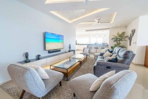 Luxury 4 Bedroom Penthouse with Private Jacuzzi steps from hotel zone