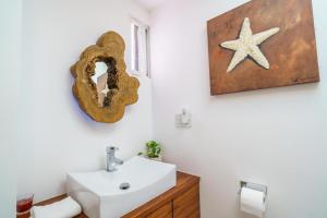 Luxury 4 Bedroom Penthouse with Private Jacuzzi steps from hotel zone