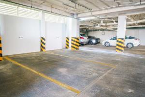 Luxury 4 Bedroom Penthouse with Private Jacuzzi steps from hotel zone