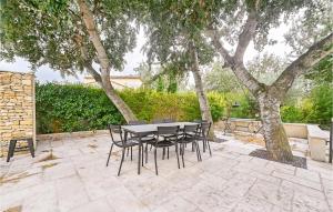 Maisons de vacances 4 Bedroom Nice Home In Argilliers : photos des chambres