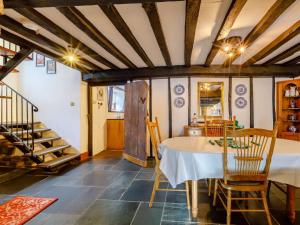 Hope Cottage - chocolate box thatch in Chittlehampton, North Devon