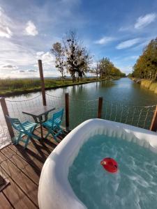 Cottage flottant terrasse jacuzzi option aux Portes de Dijon