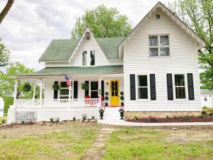 Beautiful Historic Farmhouse Perfect for Fugitive Beach Military and MS&T