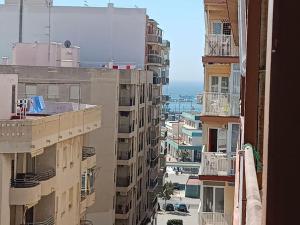 Al lado de Barcos y Gran Playa.