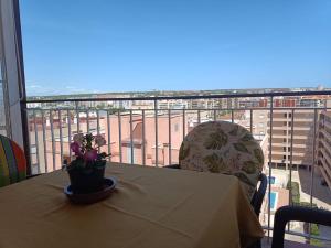 Al lado de Barcos y Gran Playa.