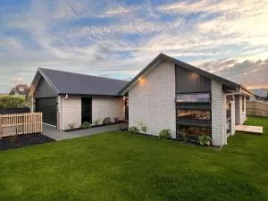 Luxury Villa, Central, Golf and Cafés - By KOSH BNB - Te Rapa