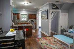 Historic Coastal Haven- Pet Friendly Fast Wi-Fi