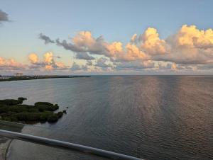 Peninsula Luxury Apartments with ocean front and espectacular views - no pets