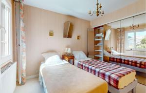 Maisons de vacances 2 Bedroom Cozy Home In Royan : photos des chambres