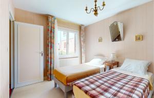 Maisons de vacances 2 Bedroom Cozy Home In Royan : photos des chambres