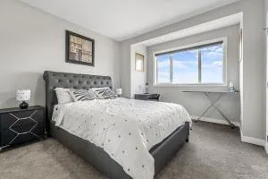 Sunny Walk-out Unit, Free HiSpeed Wi-Fi and Parking, Near Grocery - Airdrie