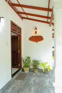 Bend White Villa Hikakduwa