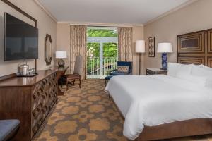 Deluxe King, Guest room, 1 King, River Side view, Balcony room in The Westin Riverwalk San Antonio