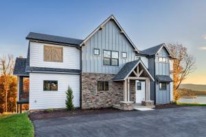 BRAND NEW! Outstanding Luxury Lakefront Lodge with Free Amenities