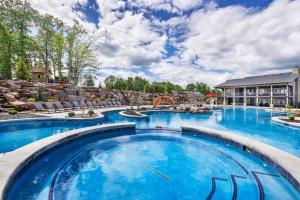 BRAND NEW! Outstanding Luxury Lakefront Lodge with Free Amenities
