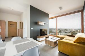 Metro Imielin 13th Floor Apartment by BookingHost