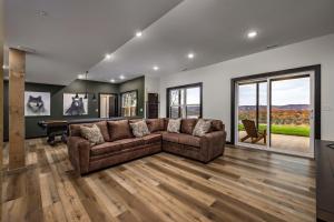 NEW! Modern Luxury Lakefront Lodge Resort - FREE Amenities