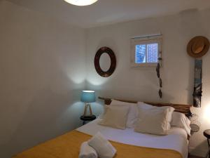 Appartements HERM'S Petite maison atypique et cour privative - : photos des chambres