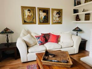 Hidden Cottage in Esher, West End - Pass the Keys