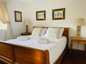 Hidden Cottage with Parking in Esher Surrey - Pass the Keys