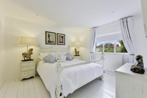 Designer Cottage w Parking Beautiful Esher - Pass the Keys