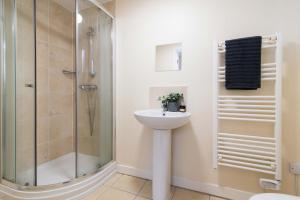 cheerful double en-suite room with free wifi