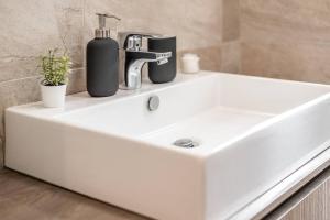 Carrobbios Nest - Elegant with Wifi and AC