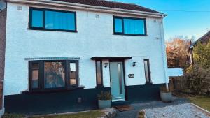 Lookout 5-Bed House in Darwen Blackburn BB1 Free Parking Roadside