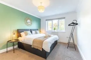 5 Bed House Heathrow Egham Virginia Water Sleeps 7 or Up To 8 If Sharing Beds, Mid To Long Term Bookings Welcome - 弗吉尼亚沃特