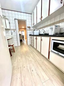 Apto 3 dorm completo - 100m Praia - Meia Praia