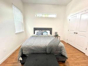 NEW! 5 min from Mall, Airport, and Dinning!