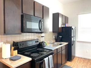 NEW! 5 min from Mall, Airport, and Dinning!