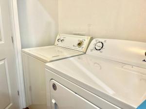 NEW! 5 min from Mall, Airport, and Dinning!