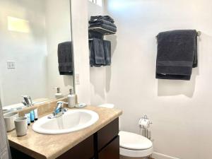 NEW! 5 min from Mall, Airport, and Dinning!