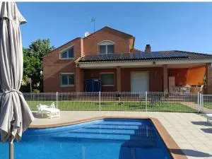 Casa con jardín y piscina privada. - La Garriga