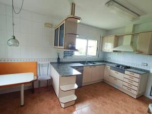 Casa con jardín y piscina privada.