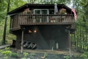 Round Cabin - 5 Min to Bedford PA - Deck - Hike- Golf - Breezewood