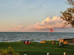 Tree-Top Lake-Front Cottage - جينيفا أن ليك