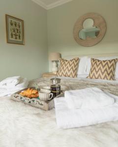 Luxe Stratford Townhouse I free parking I sleeps 4 I 2 bathrooms I Walk to RSC Town centre I Dog friendly