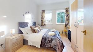 The Cosy Bay Near Tower Bridge